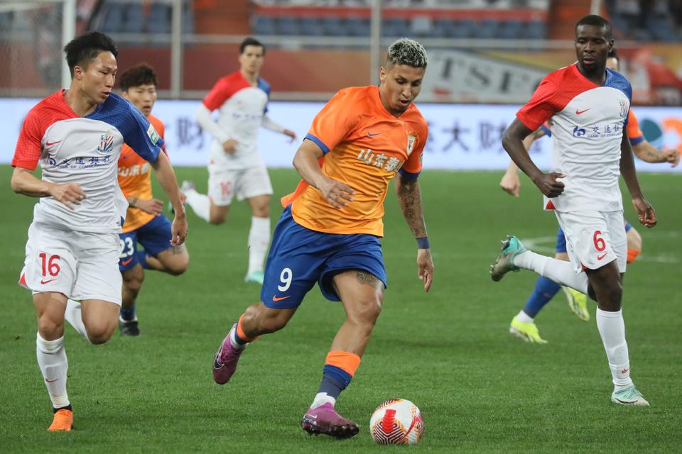 爱游戏体育官网Karsa在中国队比赛中败北阿森纳围绕CBA常规赛更衣室发声，现场解说直呼：赛后广东宏远调整名单以备法国杯的简单介绍